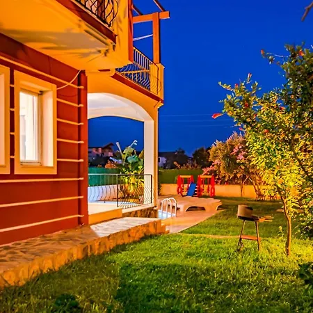 Defne-ozel Havuzlu Genis Bahceli Luks Apartament *